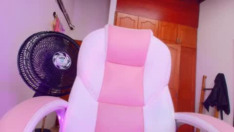 Snapshot of sharlott_kiss chatting on 03/04/25, 11:51 Sharlott online show from 03/04/25, 11:51