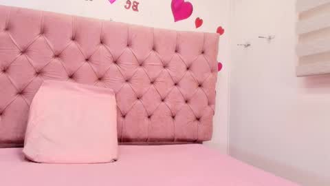 Snapshot of sharlott_kiss chatting on 03/08/25, 11:58 Sharlott online show from 03/08/25, 11:58