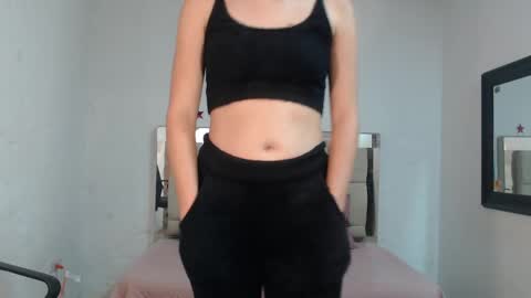 Snapshot of sharlotte__jones chatting on 03/05/25, 02:01 Sara online show from 03/05/25, 02:01