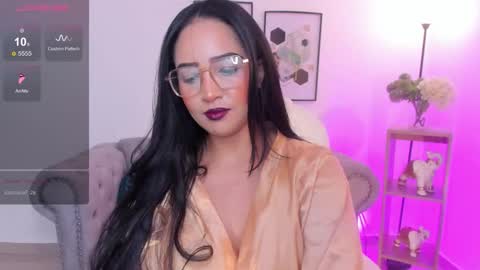 Snapshot of sharon_breezee chatting on 11/23/25, 05:18 sharon_breezee online show from 11/23/25, 05:18