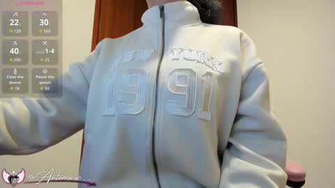 Snapshot of sharpay_evans chatting on 01/12/26, 10:53 Antonia online show from 01/12/26, 10:53