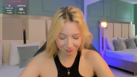 Snapshot of shatall_rouge chatting on 01/22/25, 05:28 Shantall online show from 01/22/25, 05:28