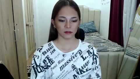 Snapshot of shawntel_cutiee chatting on 10/22/25, 02:23 shawniee 3 online show from 10/22/25, 02:23