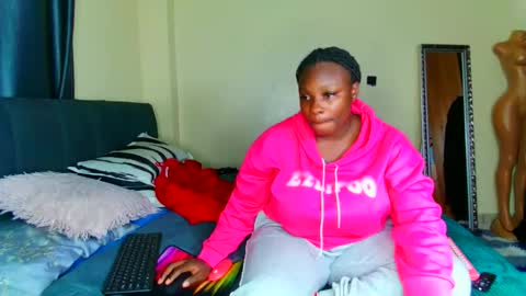 Snapshot of shee13 chatting on 12/14/25, 09:08 shee13 online show from 12/14/25, 09:08