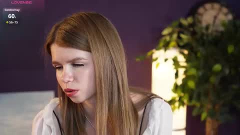 Snapshot of shelleyborom chatting on 10/17/25, 07:44 Sofia online show from 10/17/25, 07:44