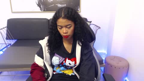 Snapshot of shenna_brunette_ chatting on 12/03/24, 01:21 Shenna online show from 12/03/24, 01:21