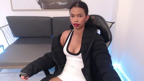 Snapshot of shenna_brunette_ chatting on 12/13/24, 01:55 Shenna online show from 12/13/24, 01:55