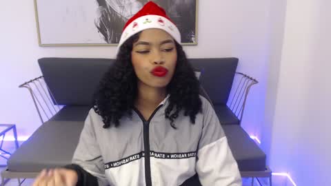 Snapshot of shenna_brunette_ chatting on 12/17/24, 01:05 Shenna online show from 12/17/24, 01:05
