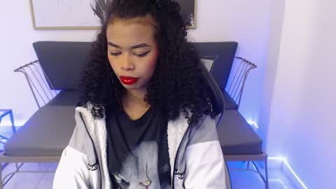 Snapshot of shenna_brunette_ chatting on 12/18/24, 01:34 Shenna online show from 12/18/24, 01:34