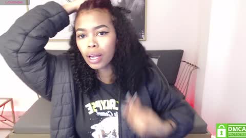Snapshot of shenna_brunette_ chatting on 12/30/24, 01:03 Shenna online show from 12/30/24, 01:03