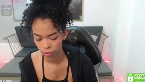 Snapshot of shenna_brunette_ chatting on 02/15/25, 01:05 Shenna online show from 02/15/25, 01:05