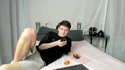 Snapshot of sherlockmax chatting on 12/21/25, 01:18 Max online show from 12/21/25, 01:18