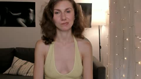 Snapshot of shesleepsnaked chatting on 06/24/26, 05:56 shesleepsnaked online show from 06/24/26, 05:56