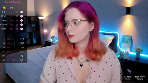 Snapshot of sheslinki chatting on 01/10/25, 12:15 Hello guys my name is Aemilia online show from 01/10/25, 12:15