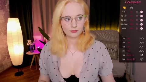 Snapshot of sheslinki chatting on 01/23/25, 07:11 Hello guys my name is Aemilia online show from 01/23/25, 07:11