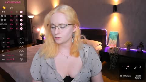 Snapshot of sheslinki chatting on 01/24/25, 12:31 Hello guys my name is Aemilia online show from 01/24/25, 12:31