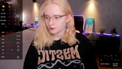 Snapshot of sheslinki chatting on 02/04/25, 09:17 Hello guys my name is Aemilia online show from 02/04/25, 09:17