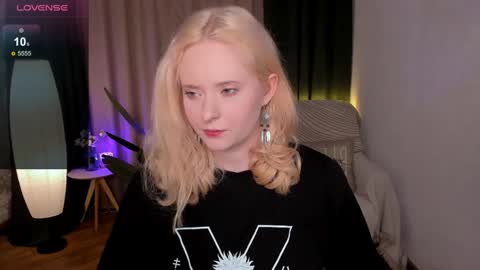 Snapshot of sheslinki chatting on 02/05/25, 12:06 Hello guys my name is Aemilia online show from 02/05/25, 12:06