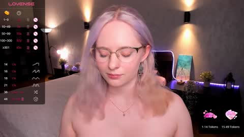 Snapshot of sheslinki chatting on 02/08/25, 10:07 Hello guys my name is Aemilia online show from 02/08/25, 10:07