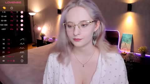 Snapshot of sheslinki chatting on 02/11/25, 09:09 Hello guys my name is Aemilia online show from 02/11/25, 09:09
