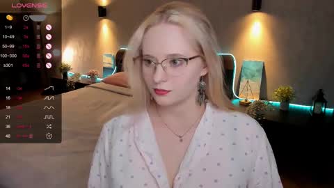 Snapshot of sheslinki chatting on 02/14/25, 02:18 Hello guys my name is Aemilia online show from 02/14/25, 02:18