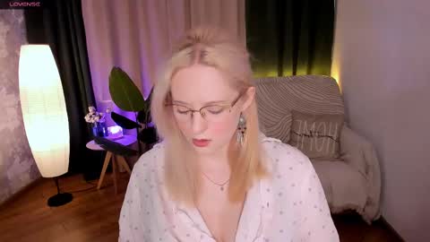 Snapshot of sheslinki chatting on 02/16/25, 08:54 Hello guys my name is Aemilia online show from 02/16/25, 08:54