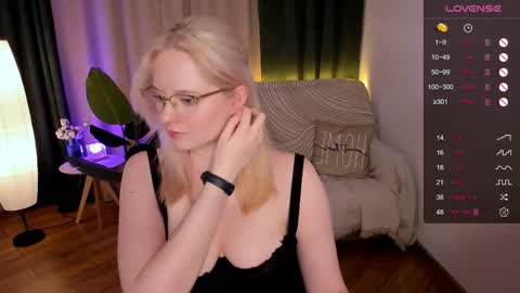 Snapshot of sheslinki chatting on 02/16/25, 03:05 Hello guys my name is Aemilia online show from 02/16/25, 03:05