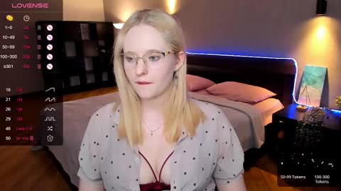 Snapshot of sheslinki chatting on 03/02/25, 11:39 Hello guys my name is Aemilia online show from 03/02/25, 11:39