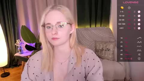 Snapshot of sheslinki chatting on 03/04/25, 11:51 Hello guys my name is Aemilia online show from 03/04/25, 11:51