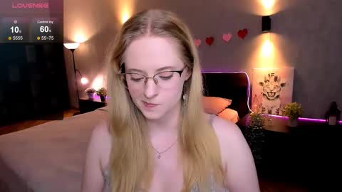 Snapshot of sheslinki chatting on 09/11/25, 08:25 Hello guys my name is Aemilia online show from 09/11/25, 08:25