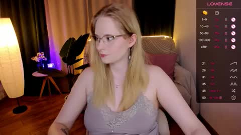 Snapshot of sheslinki chatting on 09/12/25, 08:25 Hello guys my name is Aemilia online show from 09/12/25, 08:25