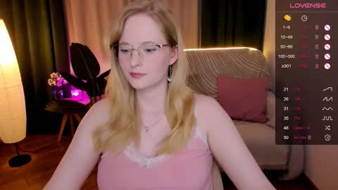 Snapshot of sheslinki chatting on 09/23/25, 08:39 Hello guys my name is Aemilia online show from 09/23/25, 08:39