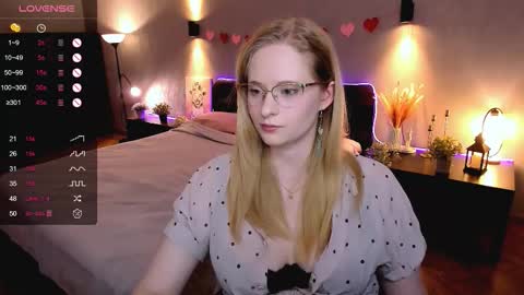 Snapshot of sheslinki chatting on 10/03/25, 08:55 Hello guys my name is Aemilia online show from 10/03/25, 08:55