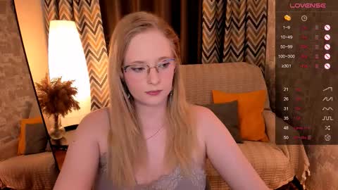 Snapshot of sheslinki chatting on 10/06/25, 08:23 Hello guys my name is Aemilia online show from 10/06/25, 08:23