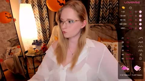 Snapshot of sheslinki chatting on 10/21/25, 08:15 Hello guys my name is Aemilia online show from 10/21/25, 08:15