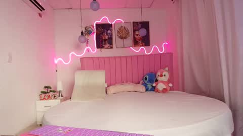 Snapshot of sheyla_vegas chatting on 10/23/25, 04:45 sheyla_vegas online show from 10/23/25, 04:45