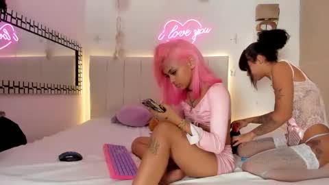 Snapshot of sheyla_vegas chatting on 12/21/25, 04:25 sheyla_vegas online show from 12/21/25, 04:25