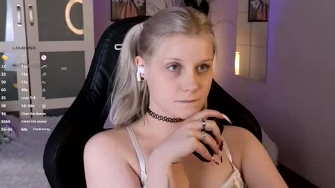 Snapshot of shinejoan chatting on 11/28/25, 10:01 help me reach my first 25 thumbs up online show from 11/28/25, 10:01