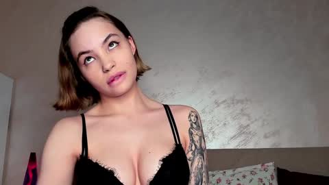 Lina online show from 12/23/24, 11:49