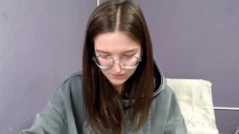 Snapshot of shining_pearl chatting on 02/22/25, 10:18 Jesica online show from 02/22/25, 10:18