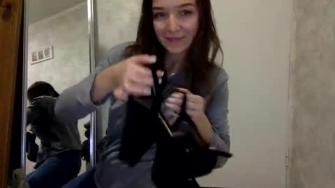 Snapshot of shining_pearl chatting on 11/14/25, 09:57 Jesica online show from 11/14/25, 09:57