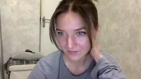 Snapshot of shining_pearl chatting on 11/18/25, 09:41 Jesica online show from 11/18/25, 09:41