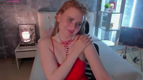 Snapshot of shiny_lisss chatting on 06/15/26, 01:35 Lisa online show from 06/15/26, 01:35