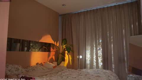 Snapshot of shinyways chatting on 10/20/25, 02:56 Melissa online show from 10/20/25, 02:56