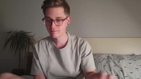 Snapshot of shirizo chatting on 12/19/25, 08:16 Matthew online show from 12/19/25, 08:16