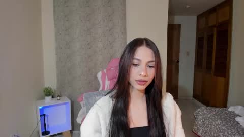 Snapshot of shkendall chatting on 02/14/25, 01:40 kendal online show from 02/14/25, 01:40