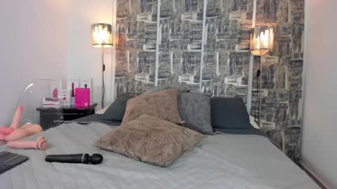 SHOFIA online show from 02/16/25, 01:03