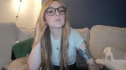 Snapshot of short_sweetpea chatting on 02/21/25, 10:04 short sweetpea online show from 02/21/25, 10:04