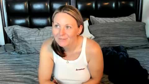 Snapshot of shortstuff79 chatting on 11/16/25, 07:30 shortstuff79 online show from 11/16/25, 07:30