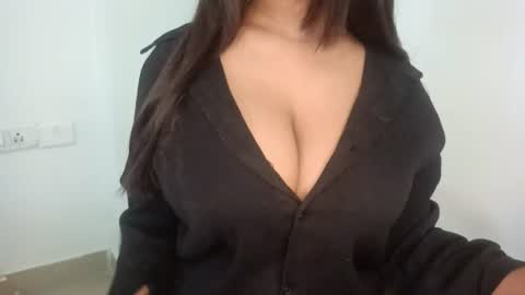 shreya_07 online show from 06/18/26, 02:01